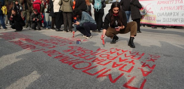 Διαδηλωτές έγραψαν με μπογιά τα ονόματα των νεκρών